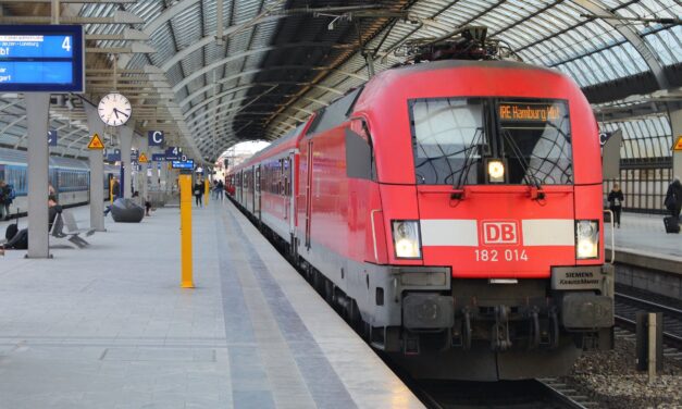 Frau wird in Hamburger Bahn on die „Männern“ bedrängt – sie zückt ein Messer